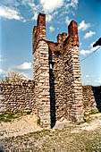 Biella - Il ricetto di Candelo, torre di Cortina quadrata, con aperture rivolte verso l'interno, lungo il muro Nord di cinta.